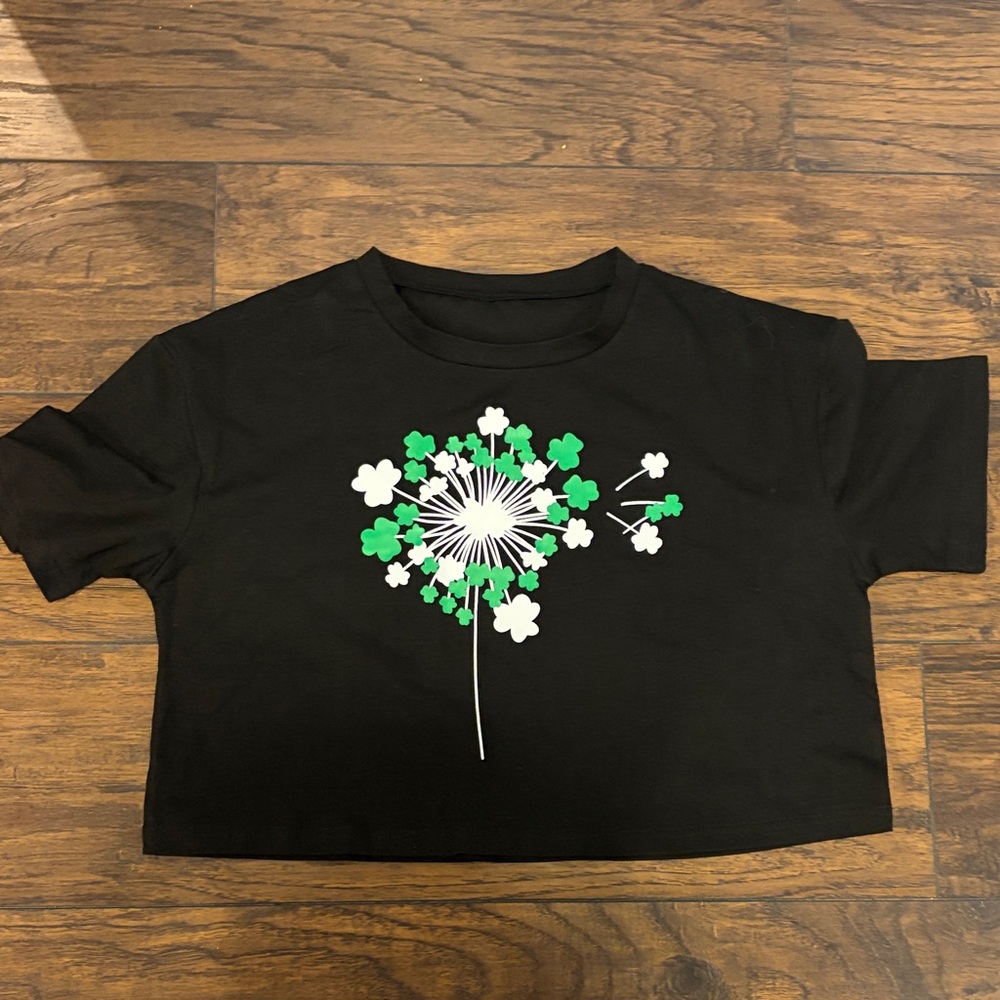 Black and Green Dandelion Women's Short Sleeve Cropped Tee NWOT